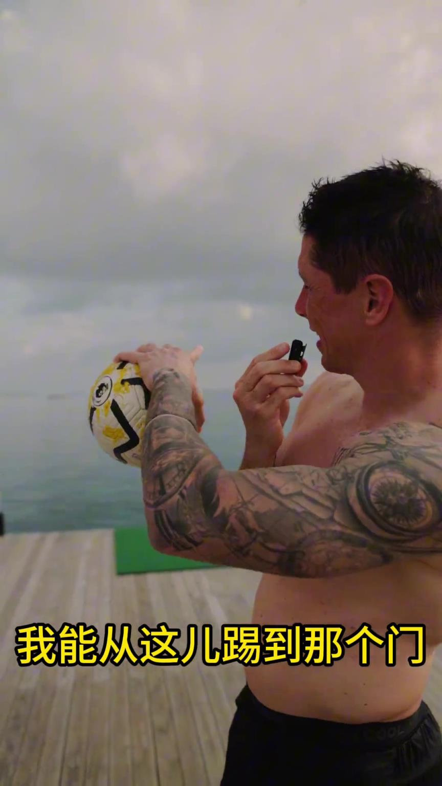 當年多少人的偶像！托雷斯挑戰赤腳進球